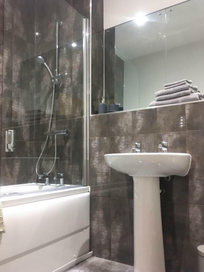 Luxury 1 Bed Apartment In City Centre With Parking เชสเตอร์ ภายนอก รูปภาพ