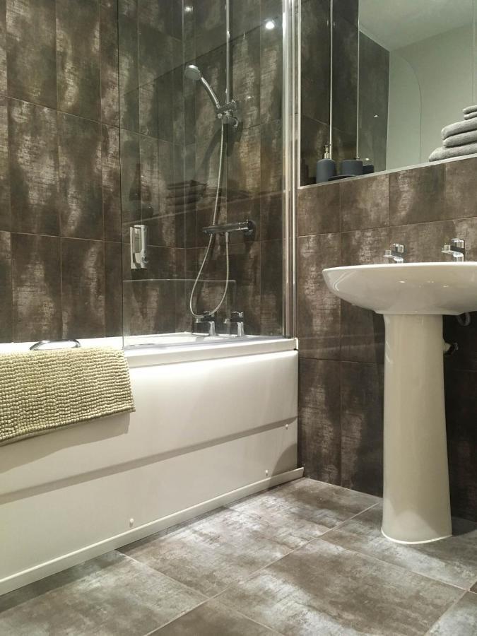 Luxury 1 Bed Apartment In City Centre With Parking เชสเตอร์ ภายนอก รูปภาพ