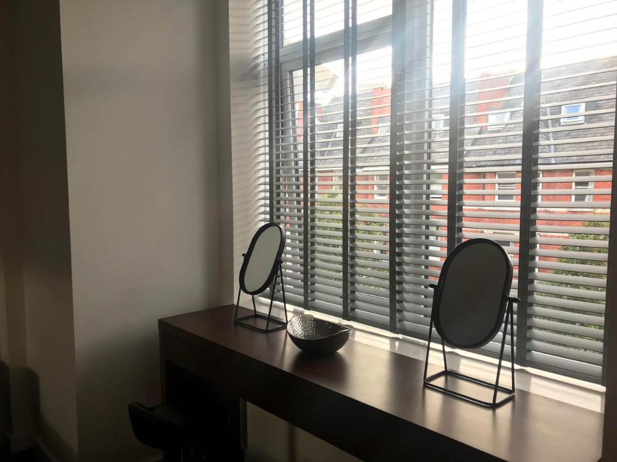 Luxury 1 Bed Apartment In City Centre With Parking เชสเตอร์ ภายนอก รูปภาพ